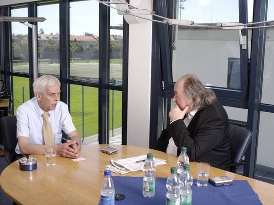 Präsident Dieter Schneider (TSV 1860 München, li.) im Interview bei Raimund Hinko