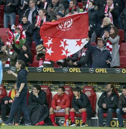 FUSSBALL - 1. BUNDESLIGA - 21.02.2015, 1. FSV MAINZ 05 vs. EINTRACHT FRANKFURT, Trainer Martin Schmidt (FSV Mainz 05) und seine Familie und Freundin Jana Azizi (rechts) mit der Walliser Kantonsfahne, -