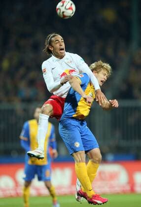 Braunschweig, 23.02.2015, Eintracht-Stadion, Fußball, 2.BL, 22. Spieltag. , BSV Eintacht Braunschweig vs. RB Leipzig , Im Bild: Yussuf Poulsen (li., Leipzig) und Jan Hochscheidt (Braunschweig). ,