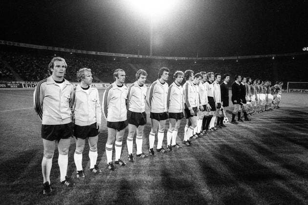 Fußball, EM Finale 1976 in Belgrad, Tschechoslowakei - Deutschland 5:3 i. E Mannschaftsfoto BR Deutschland, v.li.: Uli Hoeneß, Berti Vogts, Erich Beer, Bernard Dietz, Dieter Müller, Bernd Hölzenbein, Rainer Bonhof, Herbert Wimmer, Georg Schwarzenbeck, Torwart Sepp Maier und Franz Beckenbauer