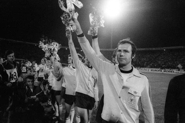Fußball, EM Finale 1976 in Belgrad, Tschechoslowakei - Deutschland 5:3 i. E Europameisterschaft Finale, BR Deutschland - Tschechoslowakei in Belgrad: Franz Beckenbauer (BRD) winkt vor dem Spiel