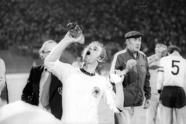 Fußball, EM Finale 1976 in Belgrad, Tschechoslowakei - Deutschland 5:3 i. E Europameisterschaft Finale, BR Deutschland - Tschechoslowakei in Belgrad: Berti Vogts (BRD) schüttet sich Wasser ins Gesicht