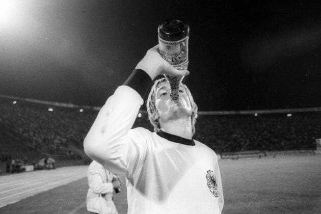 Fußball, EM Finale 1976 in Belgrad, Tschechoslowakei - Deutschland 5:3 i. E Europameisterschaft Finale, BR Deutschland - Tschechoslowakei in Belgrad: Hannes Bongartz (BRD) trinkt