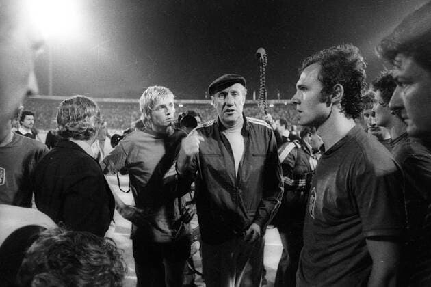 Fußball, EM Finale 1976 in Belgrad, Tschechoslowakei - Deutschland 5:3 i. E Europameisterschaft Finale, BR Deutschland - Tschechoslowakei in Belgrad: Hannes Bongartz, Bundestrainer Helmut Schön und Franz Beckenbauer (alle BRD)