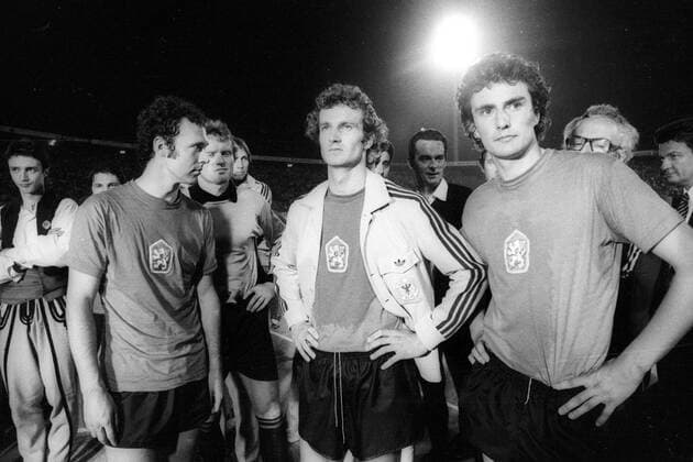 Fußball, EM Finale 1976 in Belgrad, Tschechoslowakei - Deutschland 5:3 i. E Europameisterschaft Finale, BR Deutschland - Tschechoslowakei in Belgrad, v.li.: Franz Beckenbauer, Rainer Bonhof und Dieter Müller (alle BRD) im Trikot der Tschechoslowakei