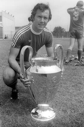 Franz Beckenbauer (FC Bayern München) mit dem Europapokal der Landesmeister