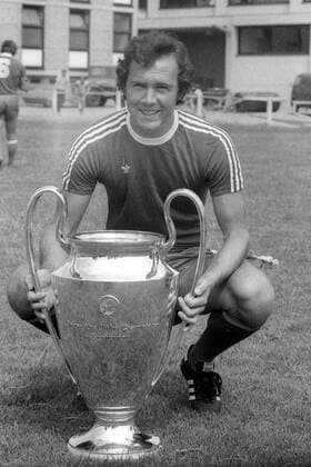 Franz Beckenbauer (FC Bayern München) mit dem Europapokal der Landesmeister