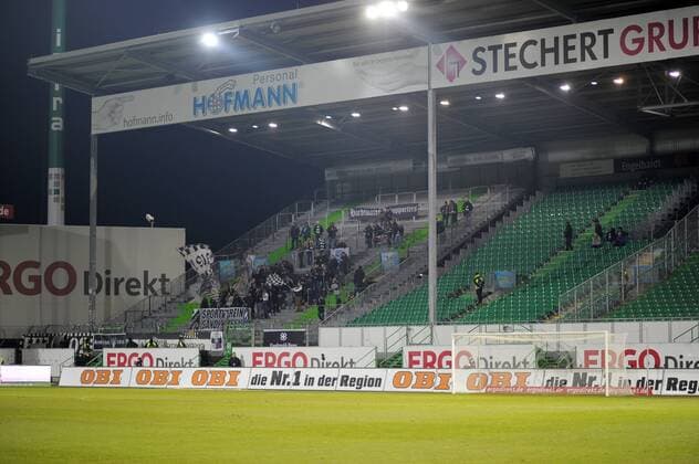 20.02.2015, Fussball 2.Bundesliga 2014 2015, 22.Spieltag, SpVgg Greuther Fürth - SV Sandhausen, Stadion am Laubenweg, Fürth. Der Gästeblock ist fast leer, nur fas 50 Sandhausener Fans sind mit nach Fürth gereist. 