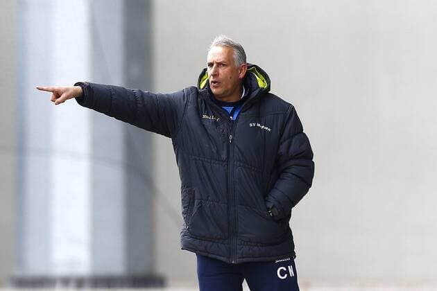 21.02.2015, VfL Stadion am Elsterweg, Wolfsburg, Ligaspiel, Regionalliga Nord, VfL Wolfsburg II vs SV Meppen, im Bild Christian Neidhart (Trainer, SV Meppen) gibt Anweisungen VfL Wolfsburg II vs SV Meppen