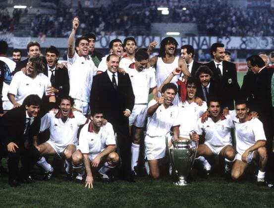 AC Mailand mit dem Europapokal der Landesmeister 23.5.1990 in Wien.In der Mitte Silvio Berlusconi HM