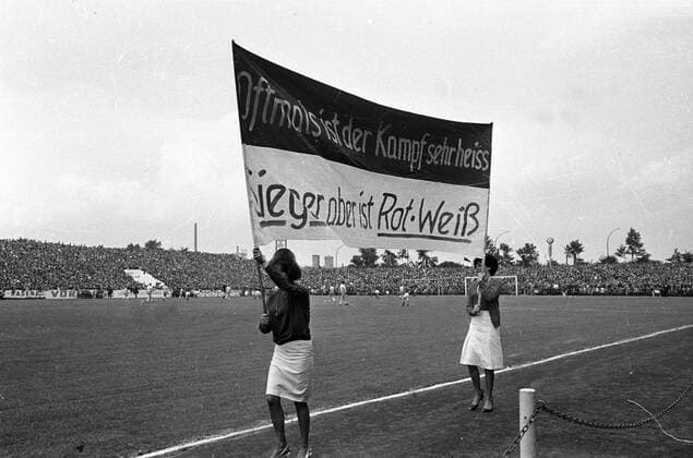 RWE Fahne mit Spruch im Stadion Hafenstrasse gehalten von 2 jungen Frauen HM