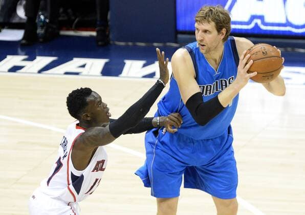 Atlanta Hawks guard Dennis Schroder of Germany (L), blocks fellow German, Dallas Mavericks forward Dirk Nowitzki (R), during the first half of an NBA Basketball Herren USA game at Philips Arena in Atlanta, February 25, 2015.  AJP2015022513 DAVIDxTULIS