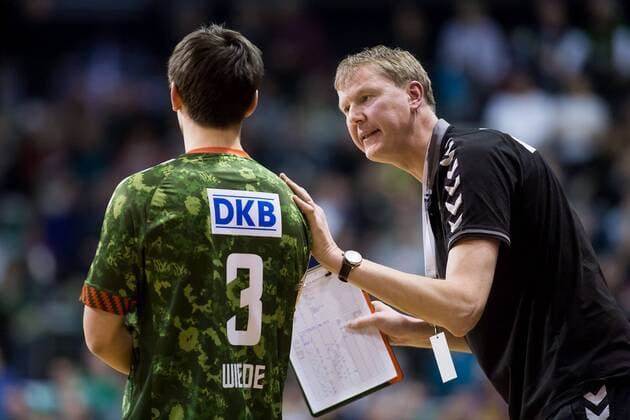 Berlin, Deutschland, 26.02.2015: DKB Handball 1. Bundesliga Saison 2014 2015 - Füchse Fuechse Berlin - TBV Lemgo. Volker Zerbe (Fuechse) spricht mit Fabian Wiede (Füchse)