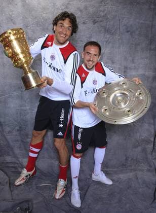 Luca Toni (li.) und Franck Ribery (beide FC Bayern München) mit DFB Pokal und Meisterschale
