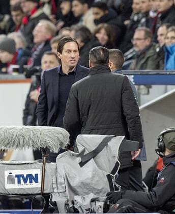 Trainer Roger SCHMIDT (LEV) im Streit mit der Trainerbank von Atletico mit Trainer Diego Pablo SIMEONE r. (AM), Disput, Zoff, Fussball Champions League, Achtelfinale Hinspiel, Bayer 04 Leverkusen (LEV) - Atletico Madrid (AM) 1:0, am 25.02.2015 in Leverkusen Deutschland.
