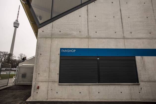 Fußball, Stadiongeschichte Stuttgarter Kickers Noch geschlossener Fanshop - Presserundgang im neu umgebauten Gazi Stadion auf der Waldau - Stuttgarter Kickers