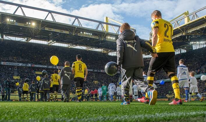 FUSSBALL 1. BUNDESLIGA SAISON 2014 2015 23. SPIELTAG Borussia Dortmund - Schalke 04 28.02.2015 Einmarsch der Mannschaften in das Stadion 