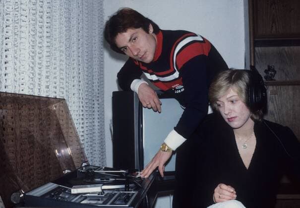 Borussia Mönchengladbach Privatfotos der Spieler : Wolfram Wuttke mit Frau Brigitte am Schallplattenspieler 18.02.1981 HM