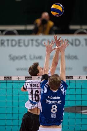 01.03.2015, Gerry-Weber-Stadion, Halle Westfalen Volleyball, DVV-Pokal Finale, SVG Lüneburg Lueneburg vs. VfB Friedrichshafen Carlos Mora Sabate ( 16 Lueneburg) - Block Max Günthör Guenthoer ( 8 Friedrichshafen)