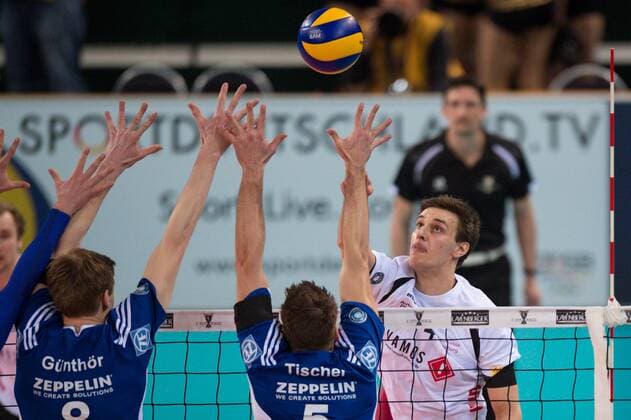 01.03.2015, Gerry-Weber-Stadion, Halle Westfalen Volleyball, DVV-Pokal Finale, SVG Lüneburg Lueneburg vs. VfB Friedrichshafen Block Doppelblock Max Günthör Guenthoer ( 8 Friedrichshafen), Simon Tischer ( 5 Friedrichshafen) - Angriff Tijmen Laane ( 4 Lueneburg)