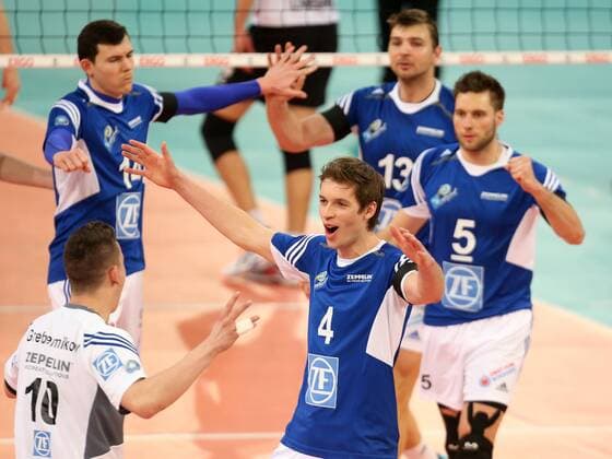 Halle Westfalen Volleyball DVV-Pokalfinale SVG Lüneburg vs. VfB Friedrichshafen, Maarten van Garderen (vorn rechts) freut sich mit Jenia Grebennikov (Friedrichshafen)