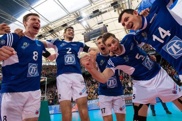 01.03.2015, Gerry-Weber-Stadion, Halle Westfalen Volleyball, DVV-Pokal Finale, SVG Lüneburg Lueneburg vs. VfB Friedrichshafen Jubel Max Günthör Guenthoer ( 8 Friedrichshafen), Maximilliano Gauna ( 2 Friedrichshafen), Jan Zimmermann ( 17 Friedrichshafen), Simon Tischer ( 5 Friedrichshafen), Baptiste Geiler ( 14 Friedrichshafen) nach Matchball Sieg