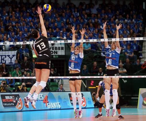 Halle Westfalen Volleyball DVV-Pokalfinale Ladies in Black Aachen vs. Allianz MTV Stuttgart, v.l. Karolina Bednarova (Aachen), Heather Meyers, Micheli Pissinato (Stuttgart)