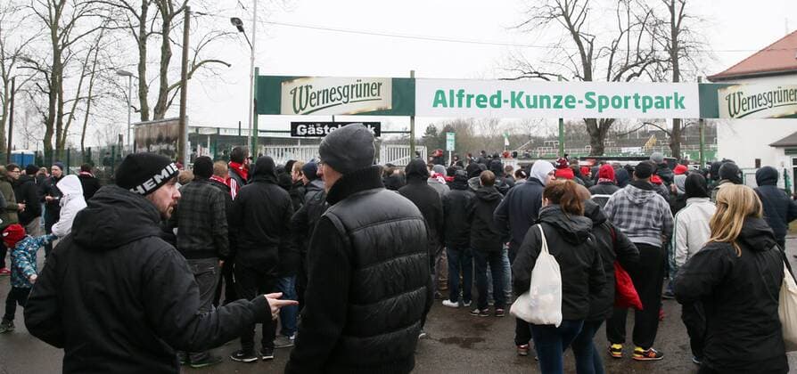 Leipzig, 01.03.2015, Alfred-Kunze-Sportpark, Fußball, Benefizspiel der Traditionsmannschaften. , BSG Chemie Leipzig vs. 1. FC Union Berlin , Im Bild: Union Fans vor dem Stadion. ,