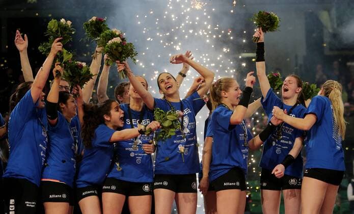 Halle Westfalen Volleyball DVV-Pokalfinale Ladies in Black Aachen vs. Allianz MTV Stuttgart , Stuttgarter Jubel, links Martina Malevic, Mitte Micheli Pissinato, rechts daneben Jelena Wlk,Renata Sandor