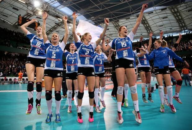 Halle Westfalen Volleyball DVV-Pokalfinale Ladies in Black Aachen vs. Allianz MTV Stuttgart, Stuttgarter Jubel, v.l. Alessandra Jovy-Heuser, Kim Renkema, Renata Sandor, Mareike Hindriksen, Nichole Lindow, Heather Meyers