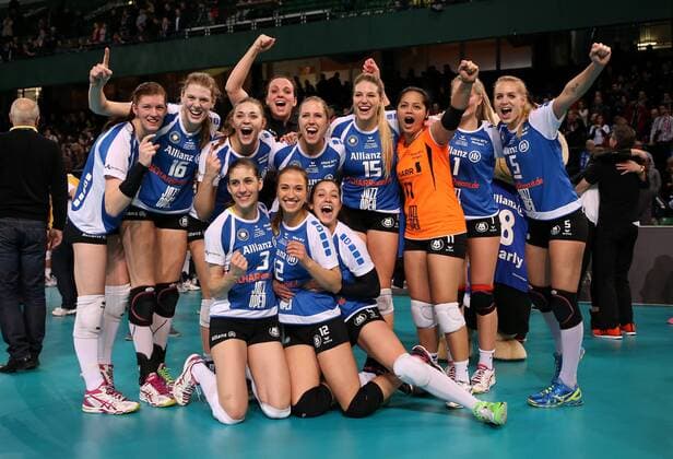 Halle Westfalen Volleyball DVV-Pokalfinale Ladies in Black Aachen vs. Allianz MTV Stuttgart, die Stuttgarterinnen freuen sich über den Pokal