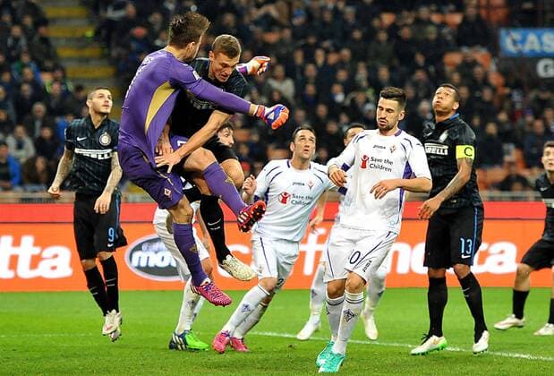 Serie A, Inter Mailand - AC Florenz (ACF Fiorentina) (ACF Fiorentina (AC Florenz (ACF Fiorentina) ) ) , Nemanja Vidic travolge neto in uscita xHOCHxZWEIx xItalyxPhotoxPressx 
