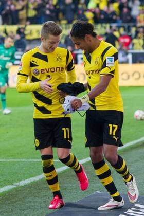 Samstag 28.02.2015, 1. Bundesliga, Saison 2014 2015, 23. Spieltag, BV Borussia Dortmund - FC Schalke 04, 3:0, Marco REUS (BVB) und Pierre-Emerick AUBAMEYANG (BVB) jubeln nach dem treffer zum 1:0 durch Pierre-Emerick AUBAMEYANG (BVB), mit einem Batman und Robin kostuem DeFodi01001062670