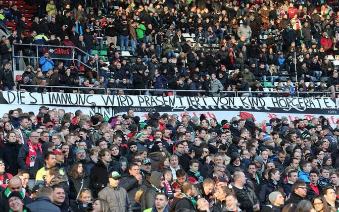 28.02.2015, Hannover Fussball, Fußball, Bundesliga Saison 2014 - 2015, HDI Arena, 23. Spieltag, Hannover 96 - 96-Fans, Fankurve, Nordkurve, Spruchband, Banner, Schriftzug, Die Stimmung wird präsentiert von KIND Hörgeräte -- Hörgeräte