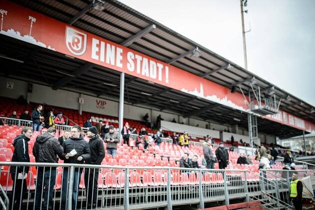 Jahnstadion, Heimstätte des SSV Jahn Regensburg: Fans suchen auf der Tribüne ihren Platz.