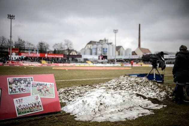 Jahnstadion, Heimstätte des SSV Jahn Regensburg: Der Schnee des Winters wurde neben das Feld geschoben.