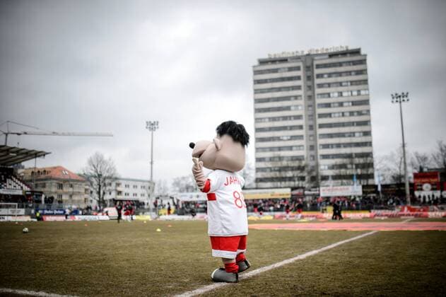 Jahnstadion, Heimstätte des SSV Jahn Regensburg: Das Maskottchen Jahni tanzt auf dem Rasen.