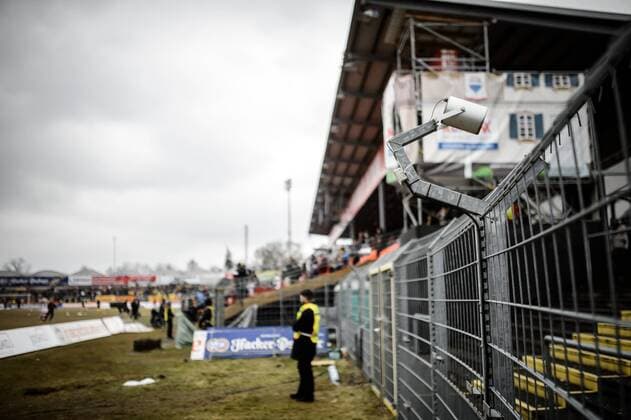 Jahnstadion, Heimstätte des SSV Jahn Regensburg: Ein alter Lautsprecher ist am Zaun befestigt.