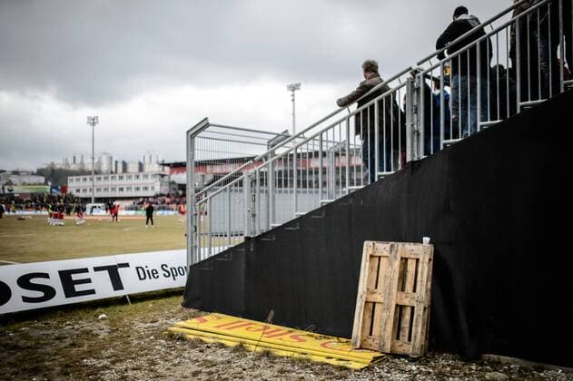 Jahnstadion, Heimstätte des SSV Jahn Regensburg: An der provisorischen Tribüne liegen Werbebanden und eine Europalette.