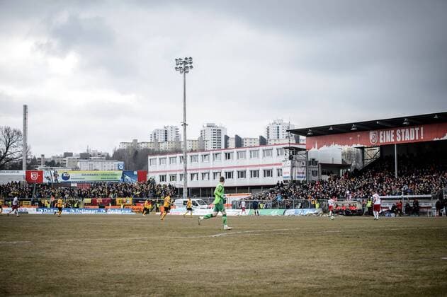 Jahnstadion, Heimstätte des SSV Jahn Regensburg: Spieler beider Mannschaften laufen dem Ball hinterher.