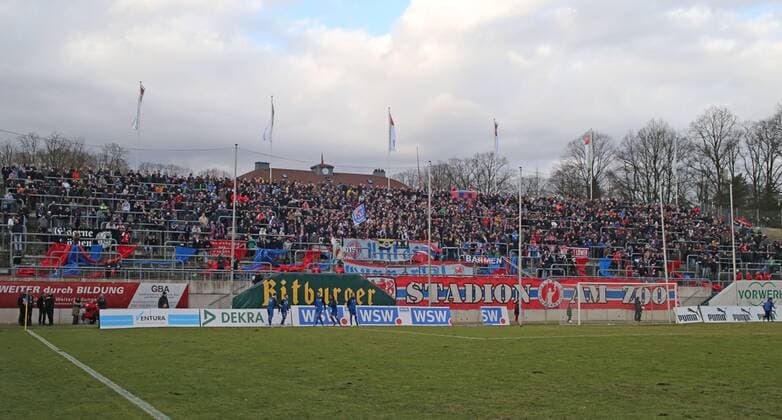 Fußball, Stadiongeschichte Wuppertaler SV Oberliga Niederrhein, Saison 2014 2015, 19. Spieltag, 01.03.2015. Wuppertaler SV - SSVg Velbert -- Zuschauer Rekord in der Oberliga Niederrhein, 7525 Fans sahen das Spiel Wuppertaler SV - SSVg Velbert, auch die Nordtribüne war gut gefüllt. .
