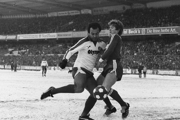 Fussball VFB Stuttgart Werder Bremen vs. VFB Stuttgart von links: Erwin Kostedde ( Bremen ) Karlheinz Förster ( VFB ) im Schnee