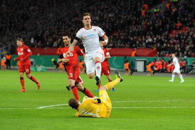 Torhueter Bernd Leno ( Bayer 04 Leverkusen ) klaert vor Simon Zoller ( 1 FC Kaiserslautern ) 03.03.2015 --- Fussball --- DFB Pokal --- Bayer 04 Leverkusen vs 1 FC Kaiserslautern EP_ttl