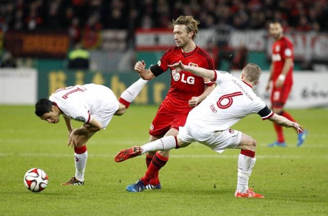 Leverkusen, Bayarena, 03.03.15: Leverkusens Simon Rolfes (M) gegen Alexander Ring (1.FC Kaiserslautern) (R) und Karim Matmour (1.FC Kaiserslautern) im Achtelfinale des DFB Pokal zwischen Bayer 04 Leverkusen vs. 1.FC Kaiserslautern in der Saison 2014 2015.