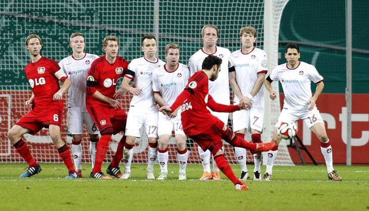 Leverkusen, Bayarena, 03.03.15: Leverkusens Torschütze Hakan Calhanoglu (M) schießt per Freistoß das 1:0 Tor im Achtelfinale des DFB Pokal zwischen Bayer 04 Leverkusen vs. 1.FC Kaiserslautern in der Saison 2014 2015.