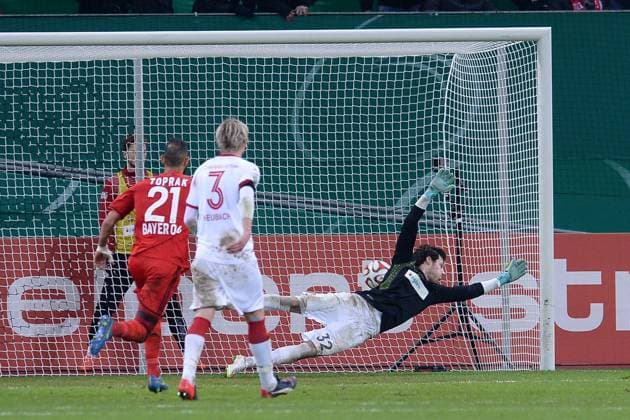 Fußball DFB-Pokal Achtelfinale Bayer Leverkusen - 1. FC Kaiserslautern am 03.03.2015 in der BayArena in Leverkusen Marius Müller ( Kaiserslautern ), hinten kann das Tor zum 1:0 nicht verhindern