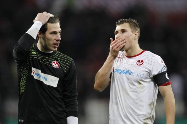 Die beiden Ungluecksraben vor dem Tor zum 2:0 Torwart Marius Mueller (1. FC Kaiserslautern 32) und Willi Orban (1. FC Kaiserslautern 4) Bayer 04 Leverkusen vs 1. FC Kaiserslautern, Fussbal, DFB - Pokal Achtelfinale, 03.03.2015 EP_jse