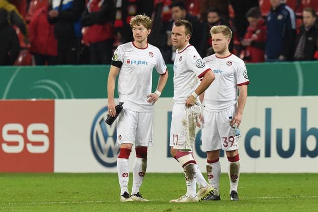 Fußball DFB-Pokal Achtelfinale Bayer Leverkusen - 1. FC Kaiserslautern am 03.03.2015 in der BayArena in Leverkusen Enttäuschte Kaiserslautener Spieler Michael Schulze ( Kaiserslautern ), links - Andre Fomitschow ( Kaiserslautern ), mitte - Jean Zimmer ( Kaiserslautern ), rechts