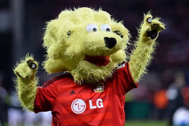 Fußball DFB-Pokal Achtelfinale Bayer Leverkusen - 1. FC Kaiserslautern am 03.03.2015 in der BayArena in Leverkusen Brian the Lion ( Maskottchen Leverkusen ) freut sich nach dem Sieg
