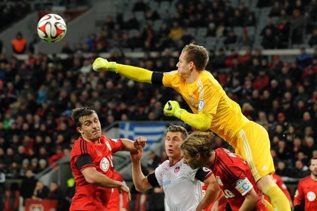 V.l.n.r. Giulio Donati, Torhueter Bernd Leno und Simon Rolfes ( alle Bayer 04 Leverkusen ) klaeren vor Willi Orban ( 1 FC Kaiserslautern ) 03.03.2015 --- Fussball --- DFB Pokal --- Bayer 04 Leverkusen vs 1 FC Kaiserslautern , EP_TTL